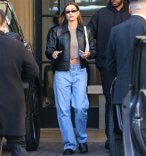 Look des tages hailey bieber jeans levis crop top  She paired the crop top with a pair of straight-leg jeans, edgy